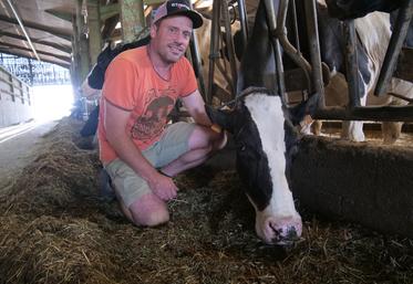Jean-Louis Hamard, du Gaec de la Croix Brillet à Ombrée d'Anjou (Saint Michel et Chanveaux). En haut à droite, le séchage du foin en grange qui garantit une alimentation de qualité à ses vaches. 