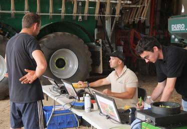 Seenovia a programmé 11 journées d'analyse de matière sèche de maïs dans le Maine-et-Loire cette année. Lundi 3 août, elle se déroulait sous le hangar de la Cuma La Familiale.
