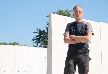 Des nouveaux silos et une nouvelle plateforme ont été construits sur l'exploitation cet été. Les caissons de fumier partent plusieurs fois par semaine vers l'unité de méthanisation.