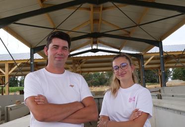 Malo Chanteux et Maud Antonin dans la chèvrerie en construction.