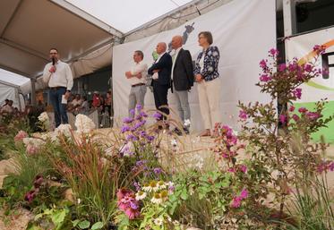 Benoit Cesbron a interpellé les élus lors de son discours dimanche midi. Pascal Garnier (en haut à droite) avec la championne du concours régional de la race prim'holstein.