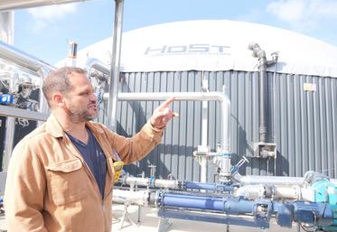 Jean-Pierre Louis, président de la SAS Noyant Bio énergie, devant l'un des pré-digesteurs.