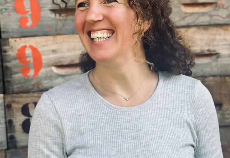 <em class="placeholder">Maud Jaouen, apicultrice à Corlay dans les Côtes-d'Armor avec Roland Auffret.</em>