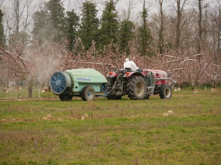 Pulvérisateur pendant la floraison des abricotiers avant le changement de réglementation.