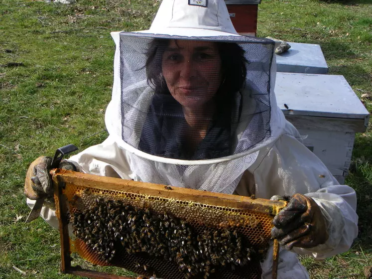 Flore Chotard, apicultrice professionnelle en Occitanie.