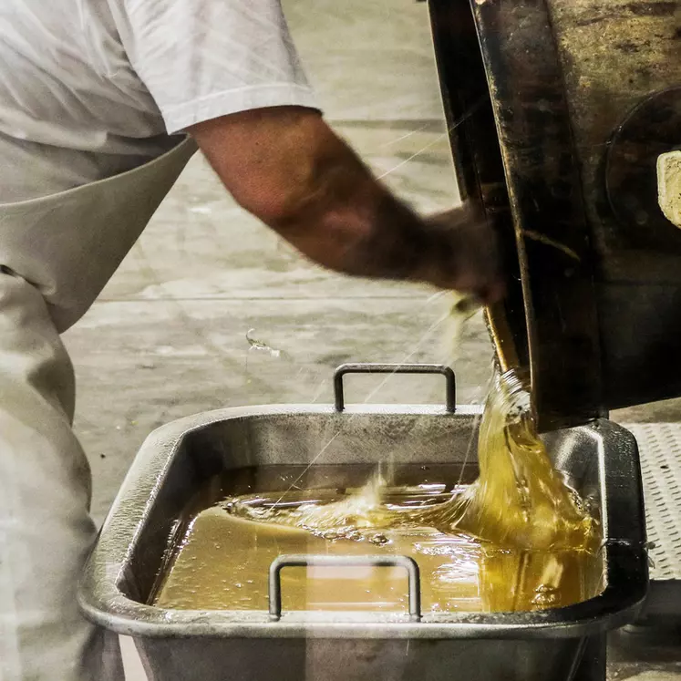 Pour fabriquer des bonbons au miel, nous mélangeons du miel, du sucre, du sirop de glucose et de l’eau que nous montons en température.