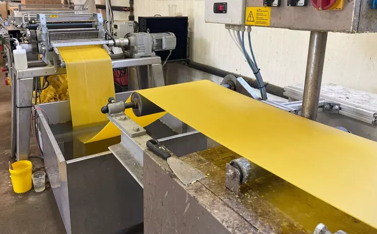 Le laminoir chez Apiculture Remuaux permet de laminer la cire en feuille par passage entre deux cylindres.
