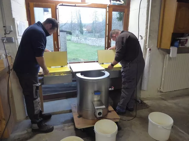 Gaufrage en cours à l'établissement de services d'aide par le travail la Colagne à Marvejols en Lozère.