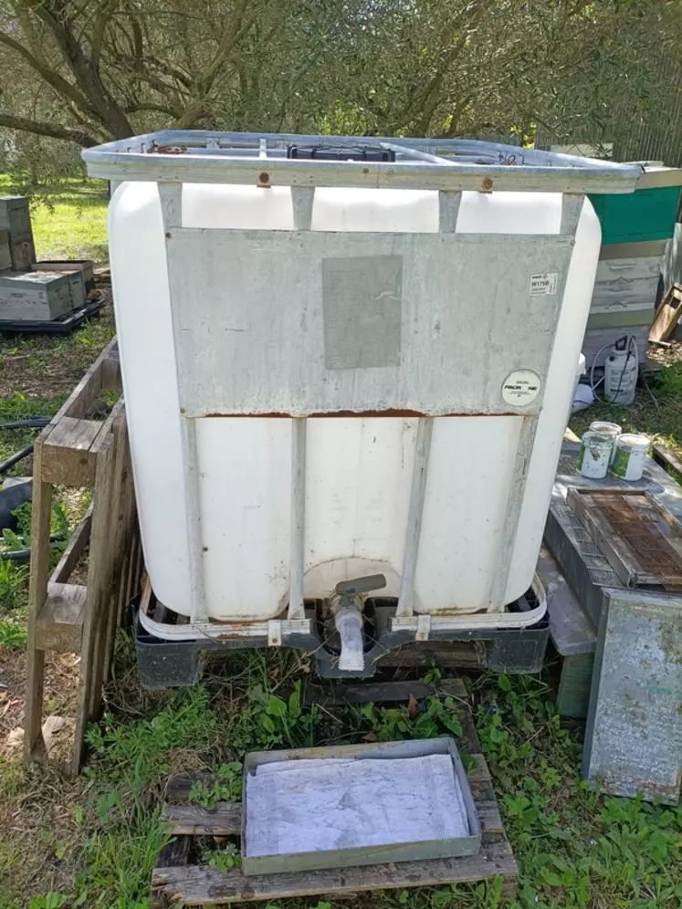 De la cuve agricole à l’abreuvoir pour abeilles, avec un système de goutte à goutte sur une serpillière