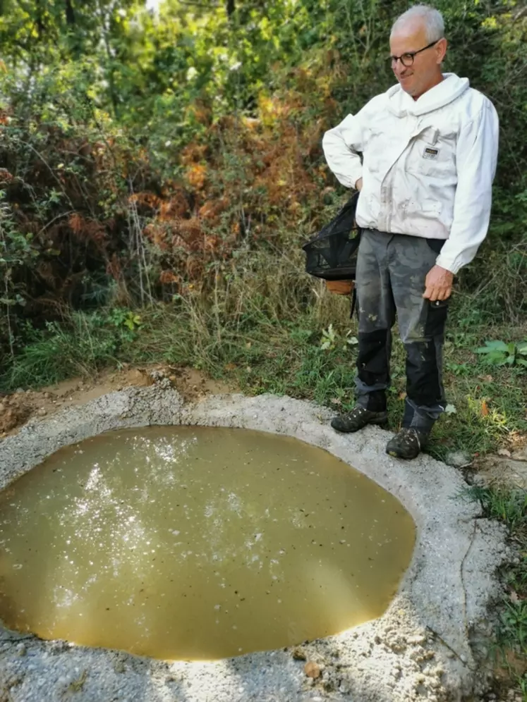 Christophe Vossier près de son abreuvoir (béton)