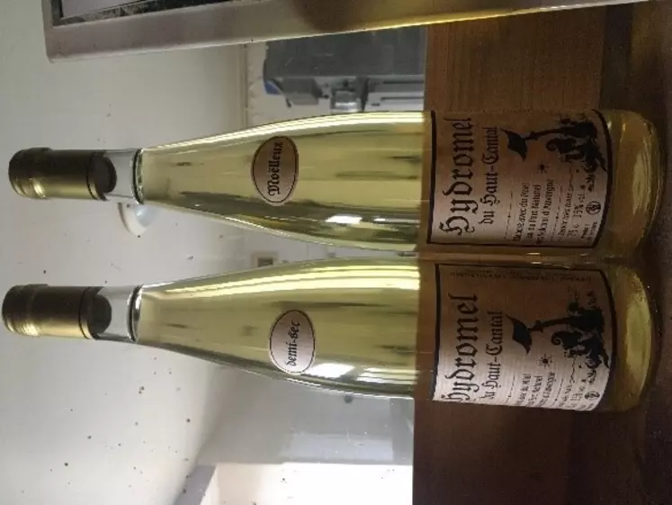 Des bouteilles d’hydromel de Jean-Joseph Arnault, apiculteur
