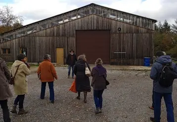 <em class="placeholder">Les stagiaires visitent la miellerie de Nicolas Soubrane, conçue dans une ancienne scierie qui appartenait à son père.</em>