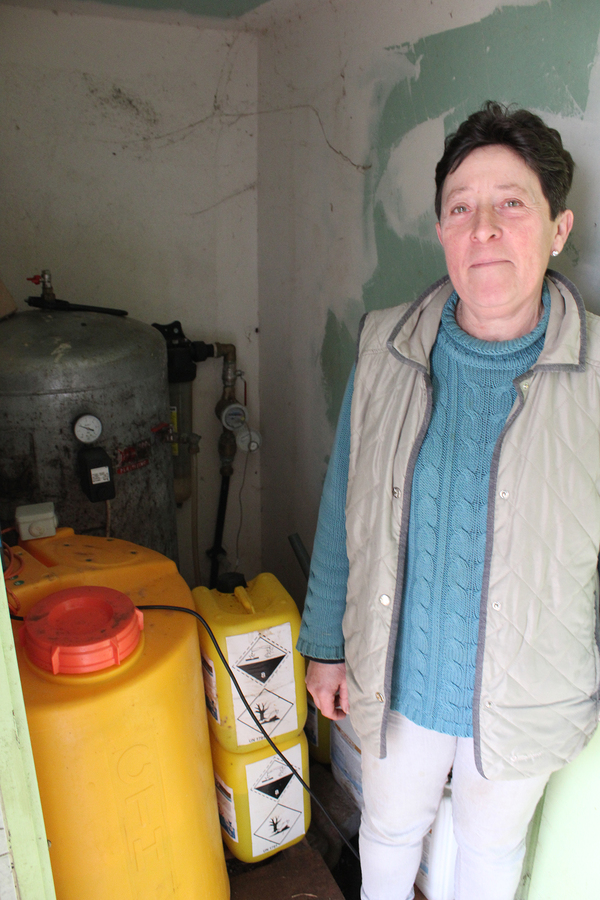 La pompe doseuse injecte une solution chlorée dans le bac, assurant ainsi une désinfection durable du circuit d’eau.