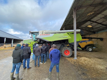Les participants se sont retrouvés dans la cour de ferme d’Emmanuel Daudon, à Vicq-Exemplet, autour de trois moissonneuses-batteuses de marque et de technologie différentes mais que l’on retrouve dans la plupart des exploitations.