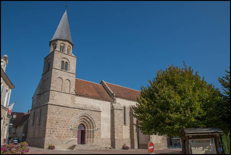 L'église de Saint-Denis-de-Jouhet est reconnaissable par sa façade en granit rose et à son portail sur le côté ouvrant sur la nef.  ©D.R