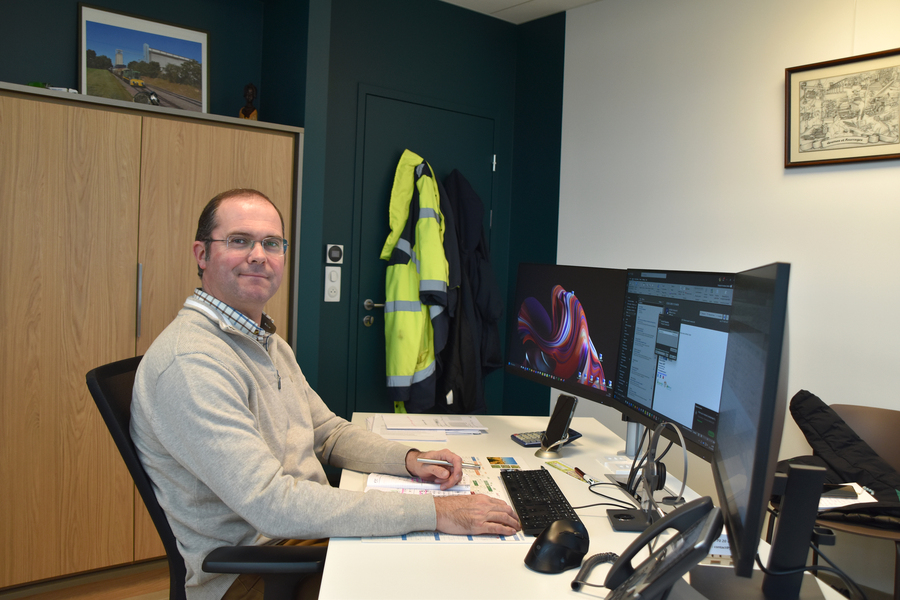 Derrière ses écrans, Christophe Pournin étudie les courbes des cours, analyses les tendances afin de dégager une stratégie d'achat-vente des grains de l'entreprise. ©B.R