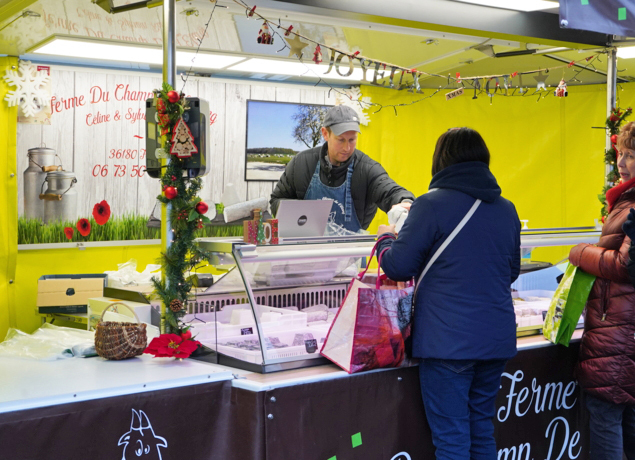 En plus des marchés traditionnels, de nombreux producteurs, à l'image de Sylvain Rabaté, participent aux marchés de Noël, ce qui nécessite d'adapter la production en conséquence. ©DR