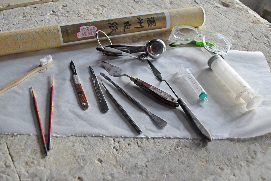 Pour mener à bien leur mission, les deux professionnelles utilisent du matériel médical, tel que des seringues ou des scalpels. ©N.D