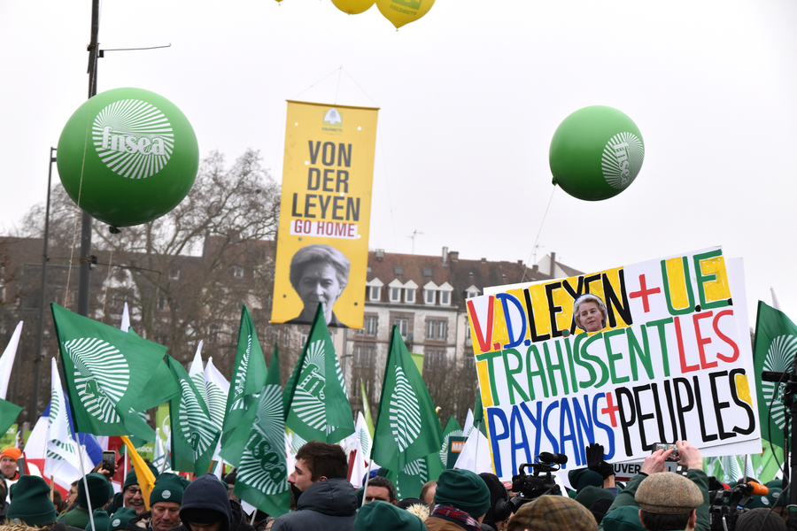 Le cortège scande « Ursula go home ». Tous les représentants syndicaux européens demandent son départ de la présidence de la Commission européenne. ©B.R