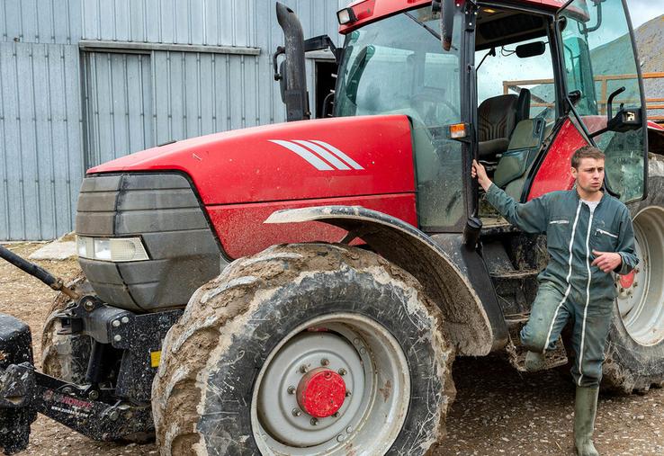 Le service de remplacement offre aux jeunes de 16 ans un revenu égal à celui d'un salarié majeur, tout en respectant la réglementation du travail des mineurs.