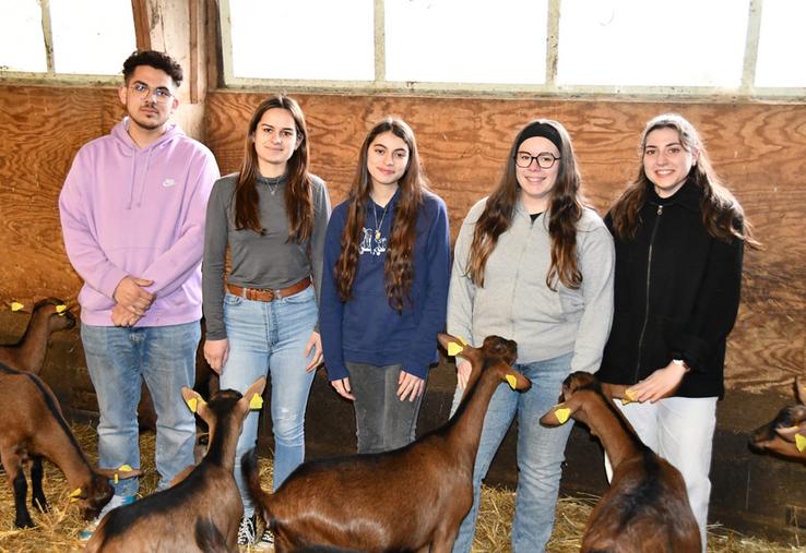 En plus de leur formation, les apprenants participent aux épreuves de pointage caprin et au challenge inter-lycées au Salon de l'agriculture. 