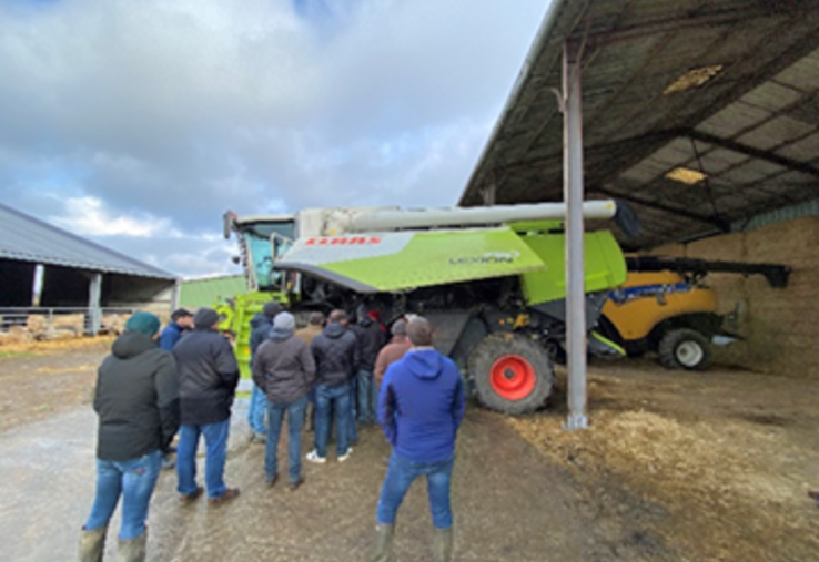 Les participants se sont retrouvés dans la cour de ferme d’Emmanuel Daudon, à Vicq-Exemplet, autour de trois moissonneuses-batteuses de marque et de technologie différentes mais que l’on retrouve dans la plupart des exploitations.