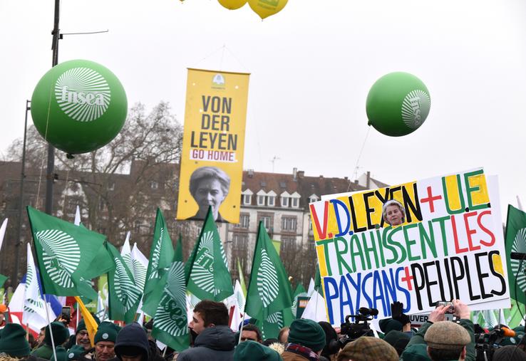 Le cortège scande « Ursula go home ». Tous les représentants syndicaux européens demandent son départ de la présidence de la Commission européenne. ©B.R