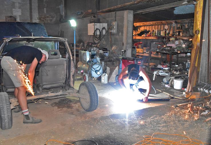 Julien Pascal et Théo Tibaut, du canton d'Issoudun, transforment une R19 en traine-cul. ©B.R