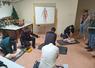 Après une approche théorique des gestes qui sauvent, les participants se sont exercés au massage cardiaque et ont posé des capteurs du défibrillateur sur des mannequins. ©B.R