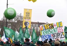 Le cortège scande « Ursula go home ». Tous les représentants syndicaux européens demandent son départ de la présidence de la Commission européenne. ©B.R