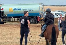 Sur le pôle équin, les plus jeunes pourront découvrir la sensation de monter grâce à un tour en poney, comme ce fut le cas lors du dernier Terr'Agri à Levroux. © Écurie de Pouzelas