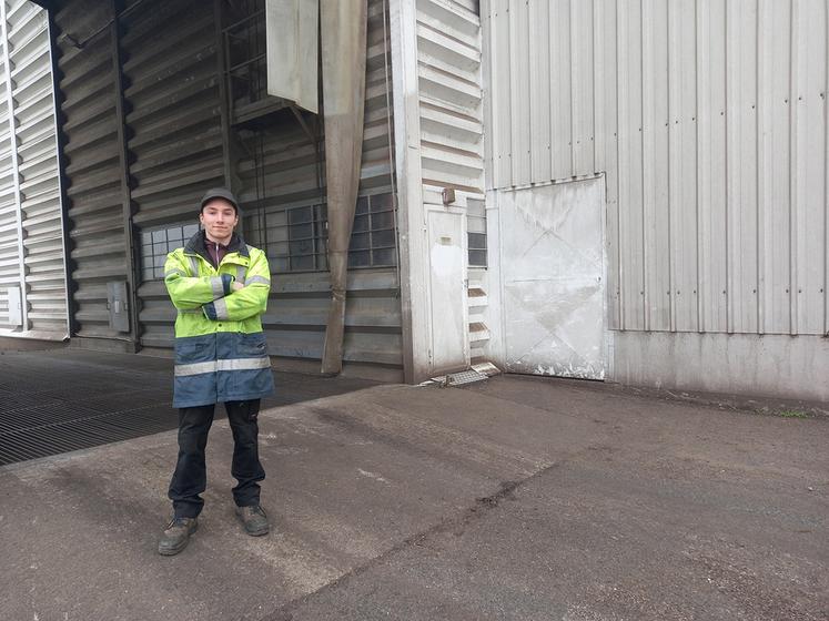 Depuis trois ans, Thomas Guerois est magasinier à Monnaie. Entretien du silo, administratif, réception, expédition… ses missions sont nombreuses.