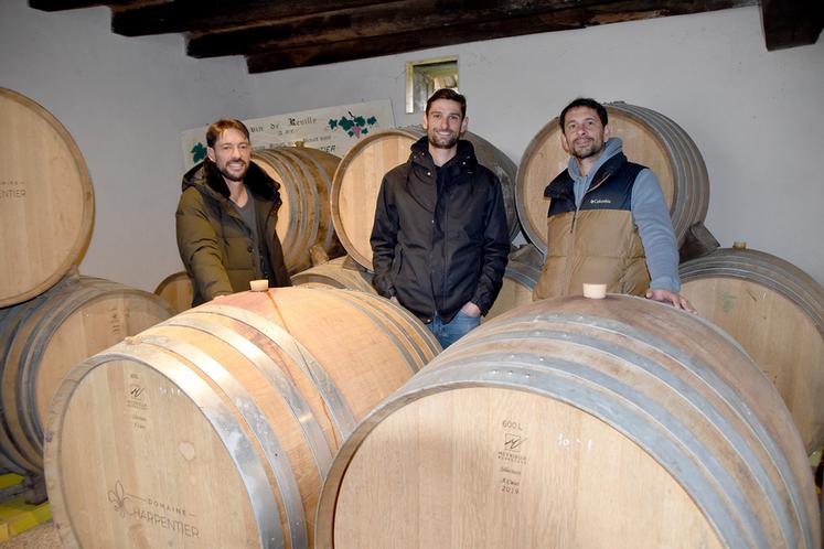 Etienne (au centre) travaille en parfait accord avec ses frères Géraud et Jean-Baptiste.