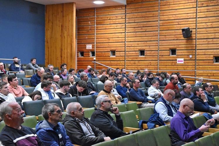 Lors de la réunion, de nombreux agriculteurs ont interpellé la DDT 36 sur les cas particuliers qu'ils rencontrent.