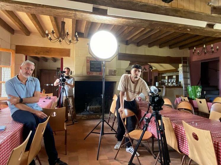 Les caméras de Wapiti production se sont posées en Boischaut Nord pour réaliser un documentaire de 52 mn sur l’histoire et la création de la Ferme-Théâtre de Bellevue ainsi que pour le tournage de la série télé humoristique : La Fine Equipe entre en résistance.