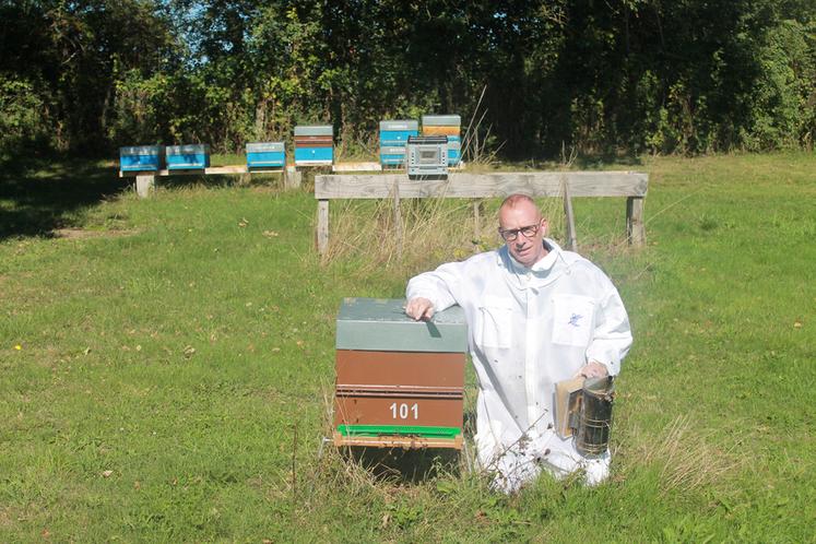 Samuel Huygue, apiculteur sur Ingrandes, envisage de transhumer une partie de ses ruches l'an prochain, pour développer sa gamme et multiplier les chances de miellées.