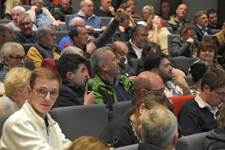 Aucun sujet n’a été éludé, pendant les 3 heures d’échanges : mal-être, trésorerie fragilisée, hausse des charges, prix des céréales, normes, zone intermédiaire, ICHN, assurance récolte, cours d’eau...