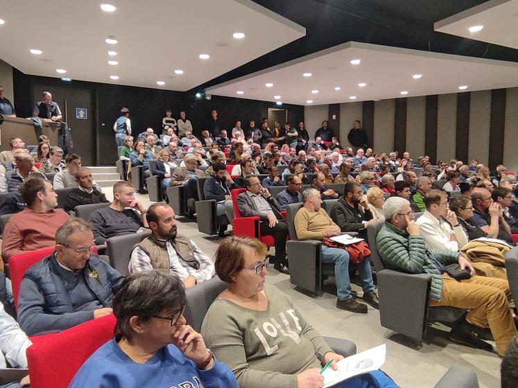 Près de 200 agriculteurs ont répondu à l’appel de prise de parole de la FDSEA, ce lundi 3 novembre.