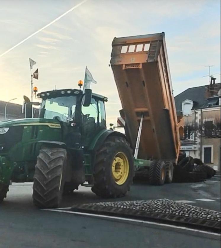 A la cité administrative, le drapeau français a été remplacé par les drapeaux de la FDSEA 36 et de JA 36. Une manière de rappeler qu’il sera difficile de nourrir la population sans agriculteurs. ©B.R