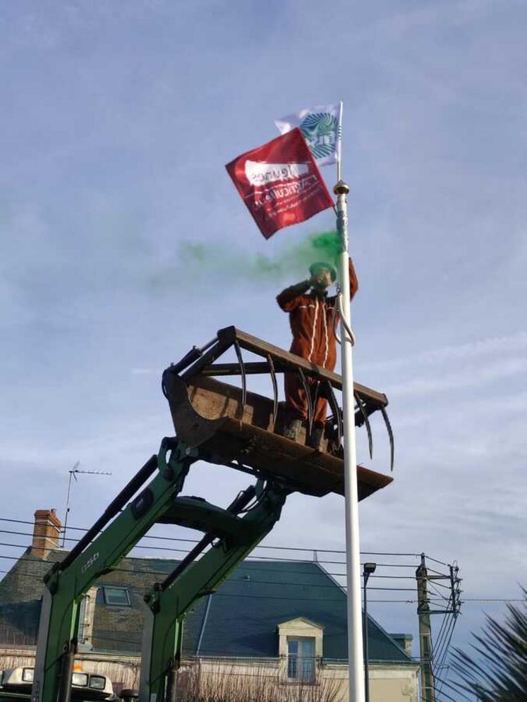 A la cité administrative, le drapeau français a été remplacé par les drapeaux de la FDSEA 36 et de JA 36. Une manière re rappeler qu'il sera difficile de nourrir la population sans agriculteur. ©B.R
