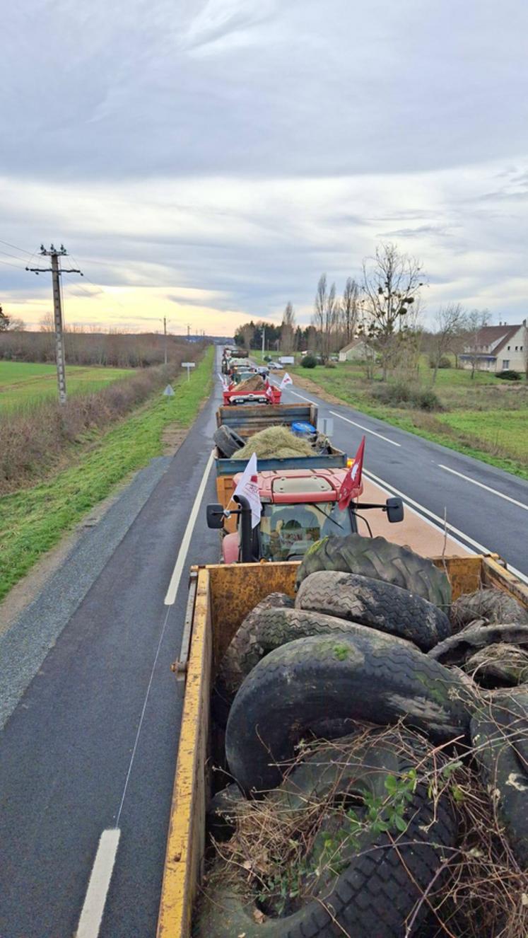 Des quatre coins du département des convois de tracteurs avec bennes ont ralliés Châteauroux. ©FDSEA 36