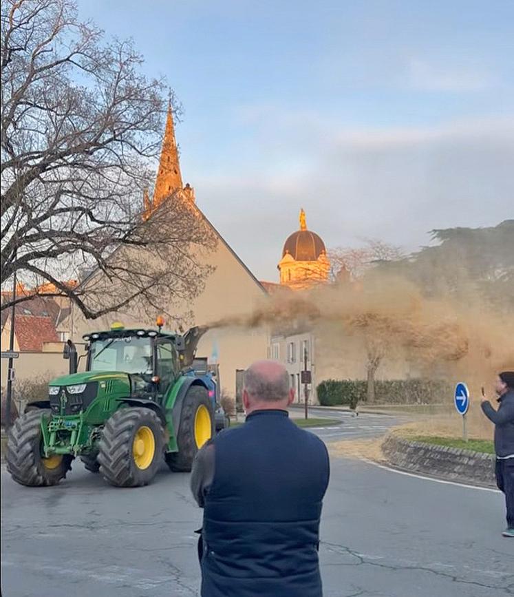 Paillage dans les règles des ronds-points Louis Deschizeaux et du Maréchal Leclerc. ©JA 36