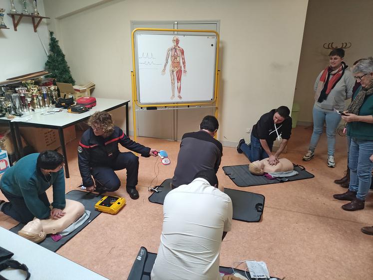 Après une approche théorique des gestes qui sauvent, les participants se sont exercés au massage cardiaque et ont posé des capteurs du défibrillateur sur des mannequins. ©B.R