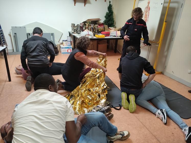Sous le regard attentif de Corinne Granger, infirmière pompier, les participants ont appréhendé la mise en PLS d'une victime. ©B.R