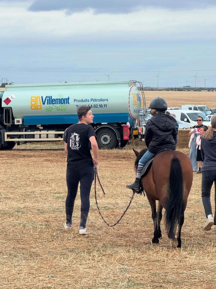 Sur le pôle équin, les plus jeunes pourront découvrir la sensation de monter grâce à un tour en poney, comme ce fut le cas lors du dernier Terr'Agri à Levroux. © Écurie de Pouzelas