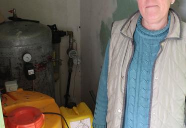 La pompe doseuse injecte une solution chlorée dans le bac, assurant ainsi une désinfection durable du circuit d’eau.