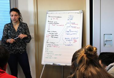 Les apprenants ont navigué entre les ateliers où des représentants d'organisations professionnelles agricoles locales ont présenté leur rôle et les accompagnements qu'elles proposent dans le processus d'installation.