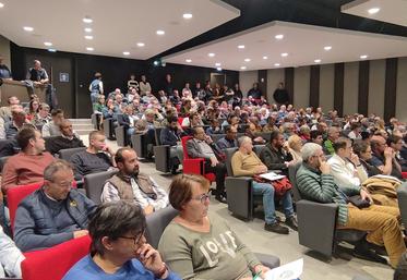 Près de 200 agriculteurs ont répondu à l’appel de prise de parole de la FDSEA, ce lundi 3 novembre.