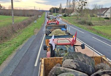 Des quatre coins du département des convois de tracteurs avec bennes ont ralliés Châteauroux. ©FDSEA 36
