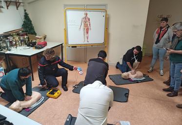 Après une approche théorique des gestes qui sauvent, les participants se sont exercés au massage cardiaque et ont posé des capteurs du défibrillateur sur des mannequins. ©B.R